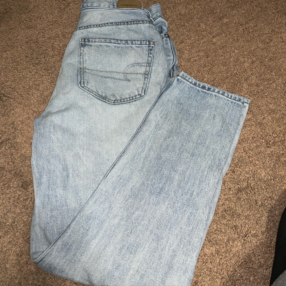 Light wash American eagle mom jeans